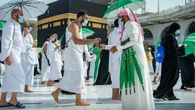 صورة توزيع 10 آلاف مظلة و4 آلاف سجادة على قاصدي المسجد الحرام