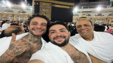 صورة بعد صورة أحمد الفيشاوي أمام الكعبة.. هل يمنع الوشم قبول الصلاة والعمرة؟