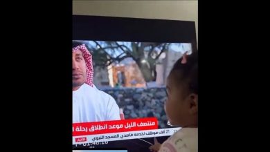 صورة مقطع يوثق رد فعل ابنة رائد الفضاء علي القرني بعد ظهوره على التلفاز