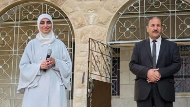 صورة معلمة من الخليل تفوز بجائزة خليفة التربوية على مستوى الوطن العربي