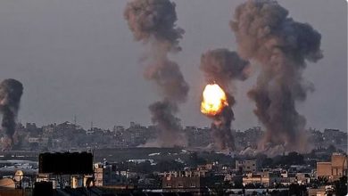 صورة استشهاد شاب فلسطيني وتواصل الغارات الإسرائيلية على قطاع غزة