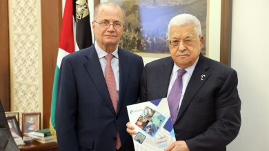 صورة الرئيس عباس يتسلم التقرير السنوي لصندوق الاستثمار الفلسطيني 2022