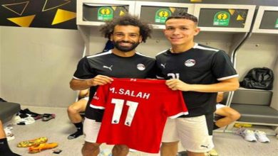 صورة خاص.. صلاح يهدي قميص ليفربول لسداسي منتخب الشباب (صور)