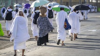 صورة ضيوف الرحمن يتوافدون إلى مشعر منى لقضاء يوم التروية