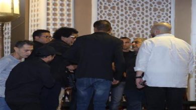 صورة محمد منير يصل عزاء الفنان علاء عبد الخالق – صور