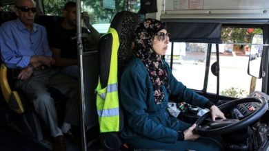 صورة صور: أول فلسطينية تعمل سائقة حافلات في القدس