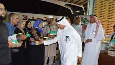 صورة توزيع هدية خادم الحرمين الشريفين على الحجاج المغادرين من منفذ الحديثة