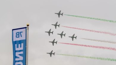 صورة فريق ⁧«الصقور السعودية»⁩ يقدم استعراضًا جويًا بافتتاح معرض «RIAT 2023» في بريطانيا