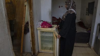 صورة “الثلاجة فارغة”.. أسوشيتد برس: هؤلاء الفلسطينيون يكافحون الآن للعثور على وجبتهم التالية