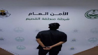 صورة ضبط بحوزته أسلحة نارية.. «شرطة الشماسية بالقصيـم» تقبض على مروج للمخدرات