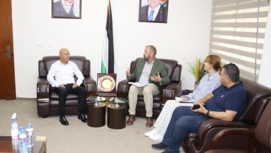 صورة غزة: أبو هولي يبحث مع وفد من القنصلية البريطانية أزمة “الأونروا” المالية