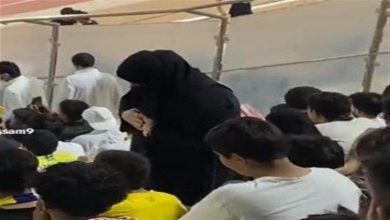 صورة بتصلي في المدرجات.. فيديو متداول لسيدة في مباراة النصر بالدوري السعودي يثير جدلا