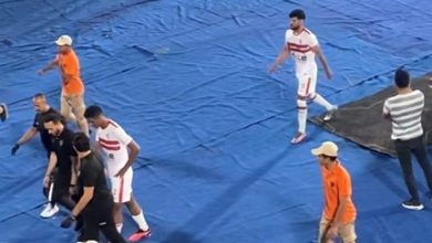 صورة تفاصيل إصابة لاعب الزمالك وخروجه من مباراة المقاولون بصحبة الطبيب (صور)