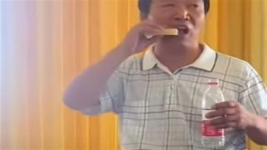 صورة مدير شركة يأكل قطعة صابون في اجتماع أمام موظفيه لهذا السبب (فيديو)