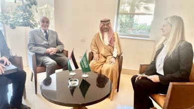 صورة سفير السعودية ينشر صورة مع طفل فلسطيني مشجع للنصر