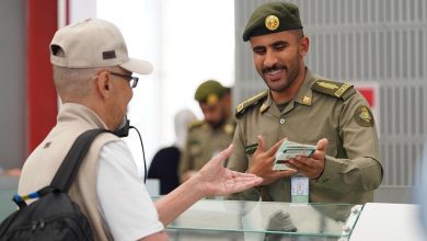 صورة «الجوازات» تؤكد استقبال الحالات الطارئة والإنسانية أثناء فترة تحديث منصة «أبشر»