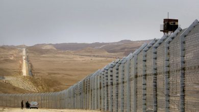 صورة القاهرة تحذر من دفع الفلسطينيين العُزّل تجاه الحدود المصرية.. ودعوات النزوح خطيرة