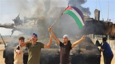 صورة طوفان الأقصى.. ما هي صلاة الفتح التي صلاها فلسطينيون لأول مرة من مئات الأعوام؟