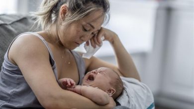 صورة اكتئاب ما بعد الولادة لدى الآباء: أعراضه وطرق علاجه