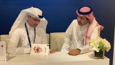 صورة الزهراني خلال توقيع متاهته: ما بعد الإنسانوية بطاقة دعوة لحفلة لم نكن ندعى إليها من قبل  أخبار السعودية