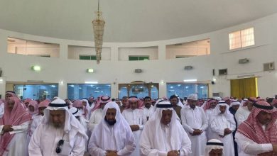 صورة محافظ قلوة يتقدم المصلين على شهيد الواجب الزهراني  أخبار السعودية