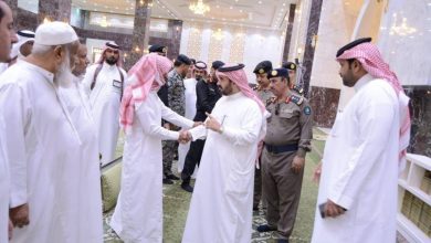 صورة محافظ محايل يؤدي الصلاة على شهيد الواجب «الهلالي» وينقل تعازي القيادة لذويه  أخبار السعودية