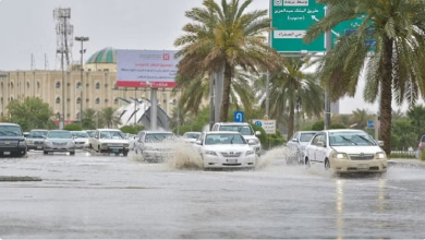 صورة تنبيه من «المرور» بشأن قيادة السيارات في أجواء ماطرة