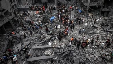 صورة متحدث باسم صحة غزة: مؤشر لوباء جديد نتيجة تحلّل الجُثث العالقة تحت الأنقاض