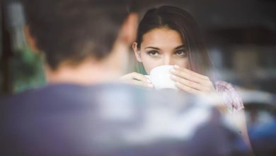 صورة ما هي أسباب صعوبة النظر بأعين الآخرين عند إجراء محادثة؟