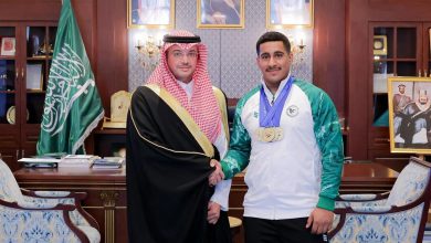 صورة محافظ الأحساء يُكرّم لاعب المنتخب لرفع الأثقال عبدالله الأحمد