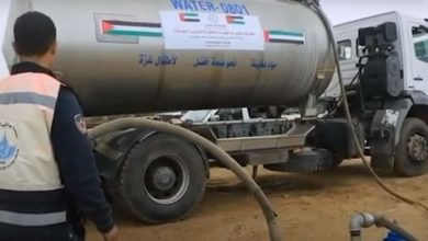 صورة محطات التحلية الإماراتية تبدأ توزيع مياه شرب على مراكز الإيواء في غزة (فيديو)