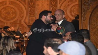 صورة بالصور| عمرو يوسف يواسي أحمد حلمي في وفاة شقيقه