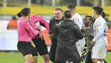 صورة تدخل سريع بإيقاف الدوري التركي بعد الاعتداء على حكم باللكمات