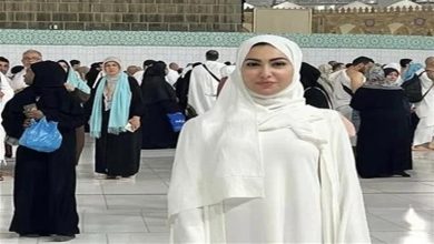 صورة بـ”العباءة”.. ميرهان حسين تؤدي مناسك العمرة