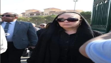 صورة سامح الصريطي ووفاء عامر وشيرين في جنازة أشرف عبدالغفور