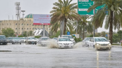 صورة القيادة الآمنة أثناء المطر تسهم في تجنب الحوادث