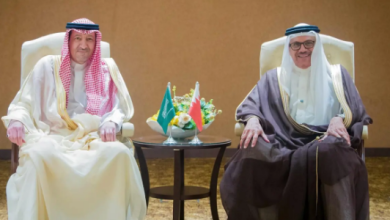 صورة الخريجي يلتقي وزير خارجية البحرين ويستعرضان العلاقات بين البلدين