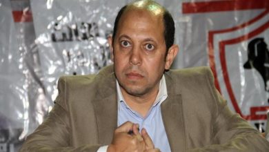 صورة أحمد سليمان يؤازر لاعبي الزمالك قبل مواجهة أبو سليم