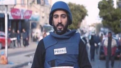 صورة “من يرتبط اسمه بالنادي الأهلي”.. رسالة من الصحفي الفلسطيني الذي ظهر في صفقة وسام أبو علي