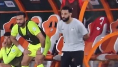 صورة ماذا فعل محمد صلاح على دكة الاحتياط بعد إصابته؟ (فيديو)