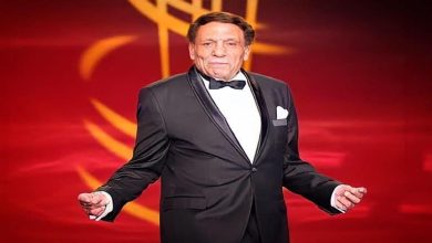 صورة بعد تكريمه في ” joy awards”  عبدالرحيم كمال: عادل إمام فنان يشرف بلد