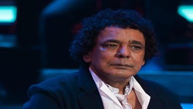 صورة محمد منير أول الحضور في عزاء مجدي نجيب مؤلف أغنية “شبابيك”