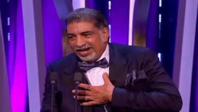 صورة سيد بدرية يحتفل على طريقة محمد صلاح في حفل توزيع جوائز بافتا البريطانية