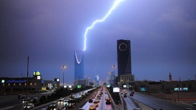 صورة بسبب التقلبات الجوية.. المرور تحذر من خطأ في القيادة خلال هطول الأمطار