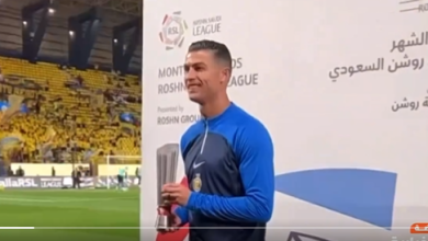 صورة رونالدو يتسلم جائزة لاعب شهر ديسمبر من دوري روشن