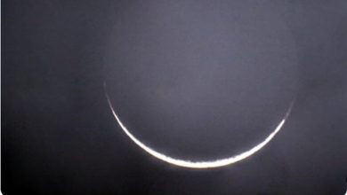 صورة هلال رمضان يزين سماء المملكة.. اليوم