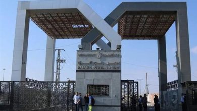 صورة مصريون يتظاهرون أمام معبر رفح تضامنا مع قطاع غزة