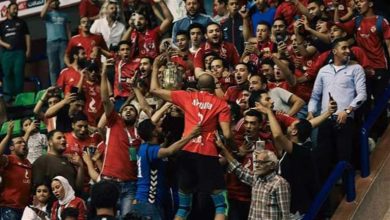 صورة “سبقه أحمد الأحمر على نفس الصالة”.. لاعب الأهلي يمنح الجماهير كأس أفريقيا للطائرة