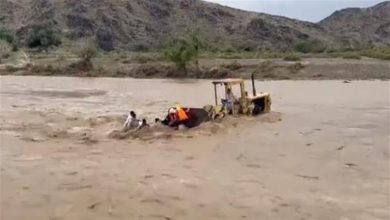 صورة شجاعة استثنائية.. سعودي يعرض حياته للخطر لإنقاذ 4 أشخاص من الموت (فيديو وصور)