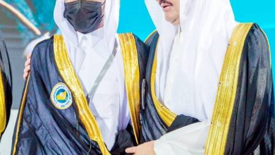 صورة مريض سرطان يؤجل «الكيماوي» لاستلام درع تخرجه من أمير الشرقية  أخبار السعودية